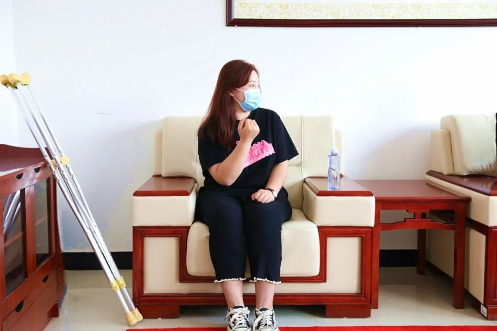 冯紫涵感谢解放军挺身相救"快把大衣脱下来,给他们盖上!