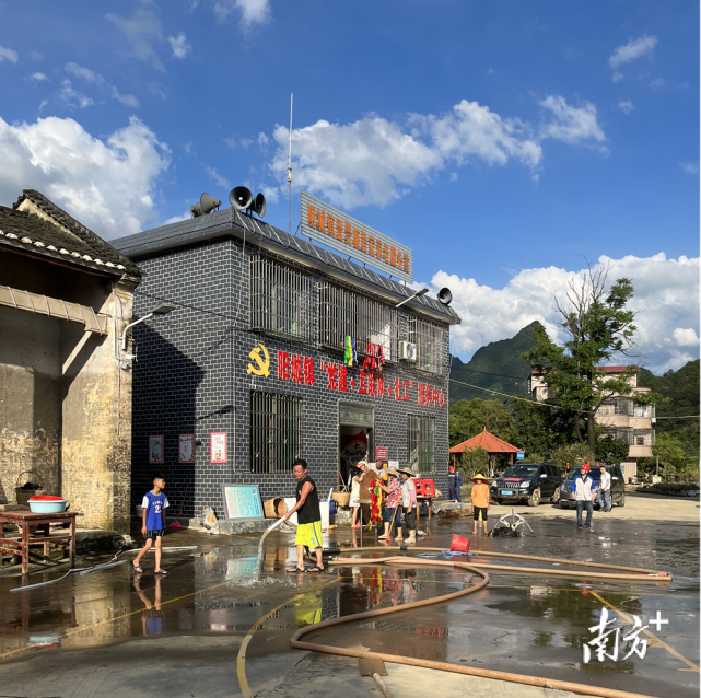 党旗飘扬阳城镇党员干部冲锋在前迅速开展防汛救灾及复工复产工作