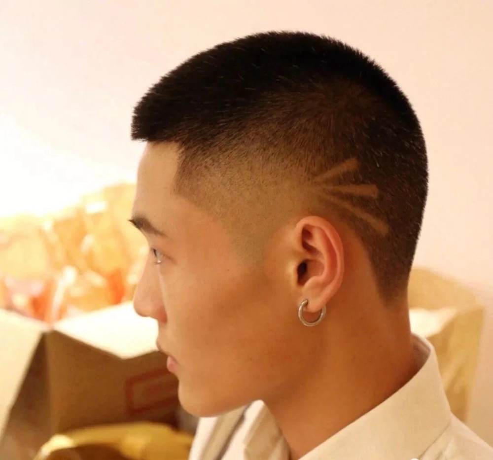 以下推荐几款适合方脸的男士短发