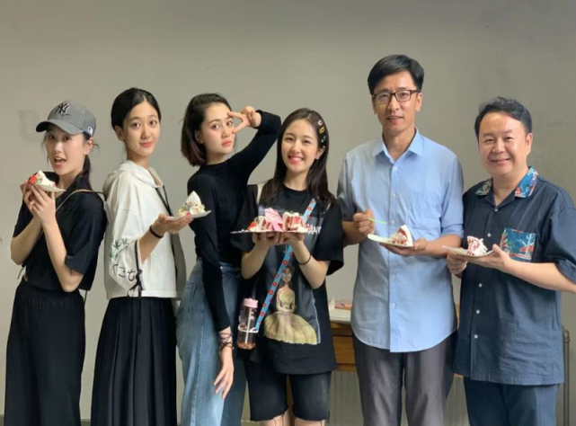 作为2018级表演系老师,演员王鑫给予了