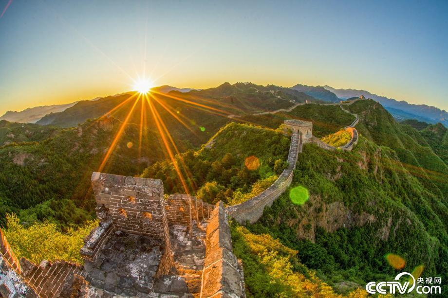 河北金山岭长城迎日出