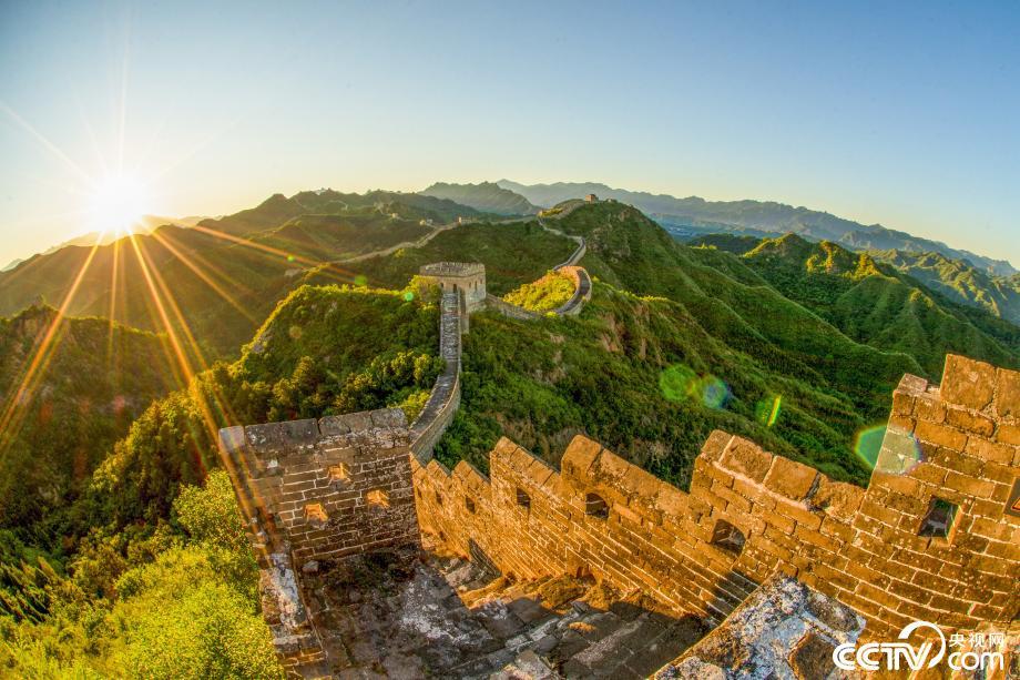 2022年6月24日清晨,河北省承德市滦平县金山岭长城日出美景.