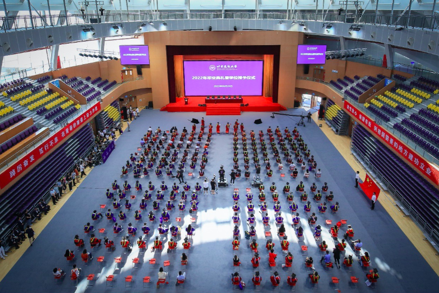 北建大毕业典礼今日举行，校长为近3000名学生上最后一课电视英语怎么写2023已更新(微博/今日)
