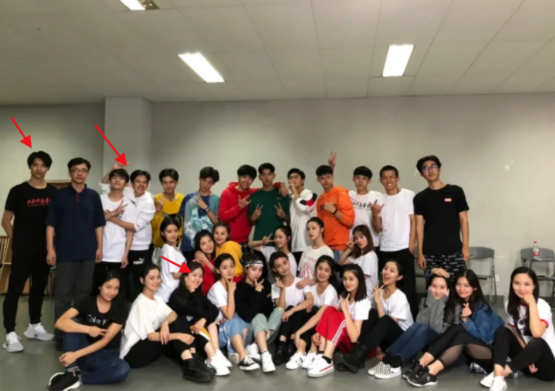 易烊千玺,李兰迪中戏实践照曝光,打扮超朴素,均已通过论文答辩-舞儿网