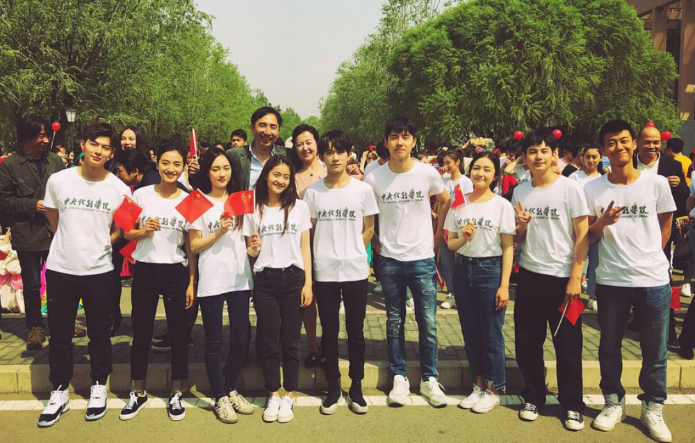 易烊千玺,李兰迪中戏实践照曝光,打扮超朴素,均已通过论文答辩