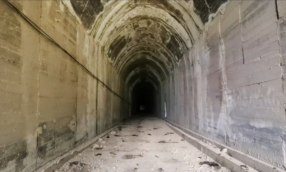 深山里废弃的恐怖隧道,275人在此遇难,如今墙上布满探险者的涂鸦