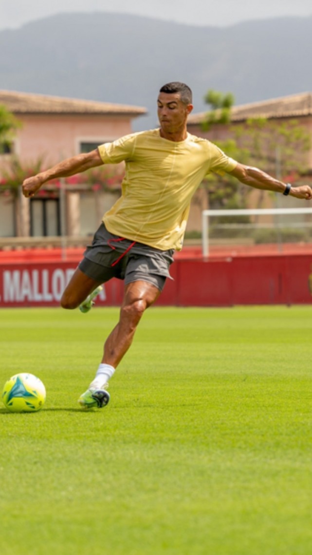 c罗晒训练照,大腿肌肉线条明显_腾讯新闻