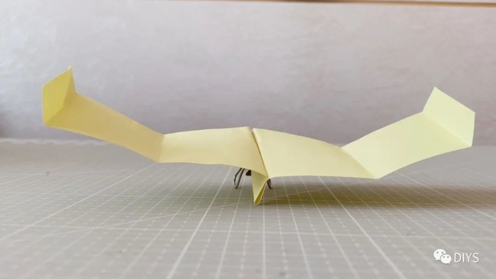 手工折纸一架能飞很远的鸟翼滑翔机