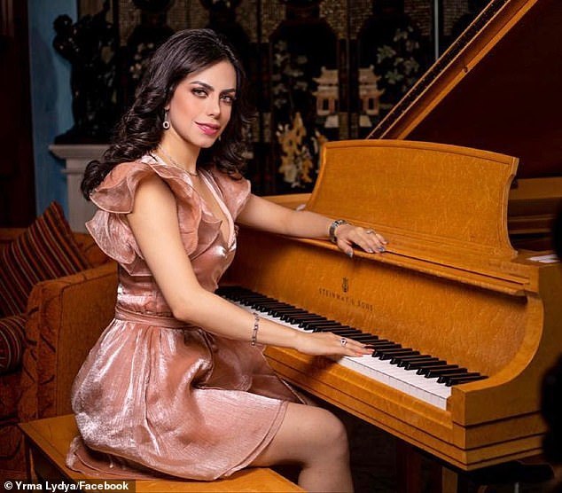 在墨西哥首都墨西哥城小有名气的女歌手-雅尔玛·莉迪娅(yrma lydia)