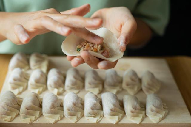 饭店包饺子采用手工做法,是保留文化传统的象征