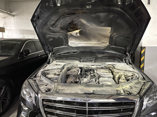 一奔驰s级车等红灯时发动机舱内起火4s店非质量问题