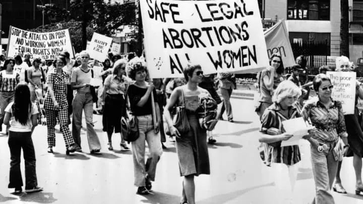 美国堕胎权被推翻，贫困女性将受到最大影响