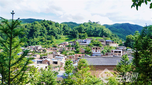 砚山县斗南村:村在林中 房在树中 人在景中