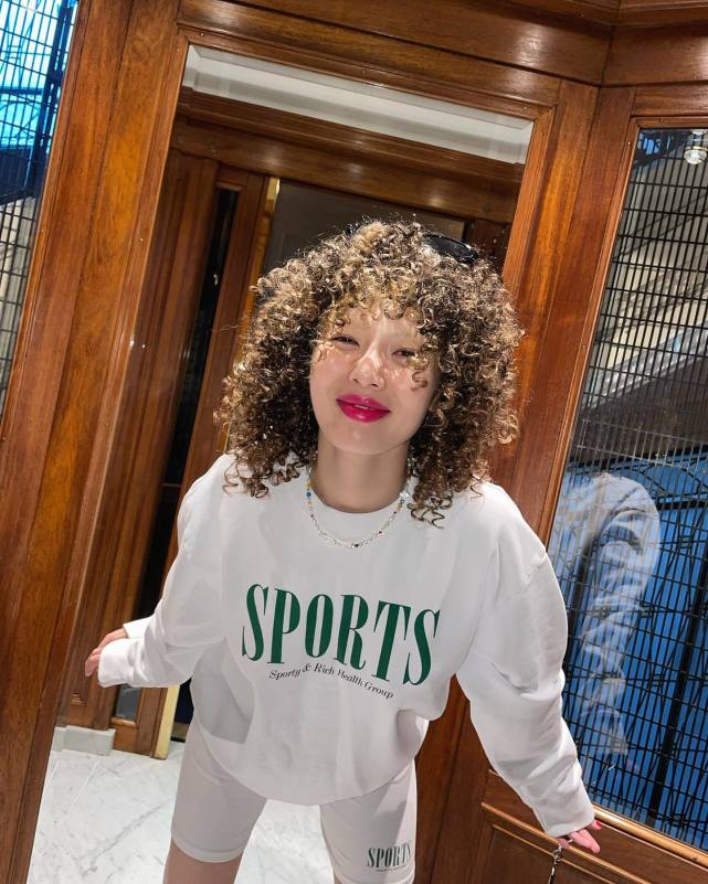 泫雅巴黎大玩变装秀从清纯性感到可爱狮子头发型彻底放飞