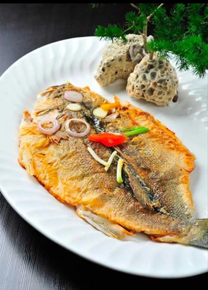 焦香的外皮下是鲜嫩多汁的鱼肉.