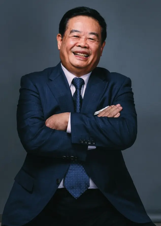 捐100亿建大学的曹德旺,亲自设计了一个篆书校徽,引发网友热议