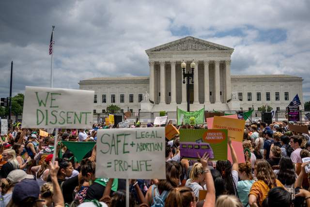 国际观察｜美国最高法院推翻罗伊诉韦德案，女性失去堕胎权引发多地抗议
