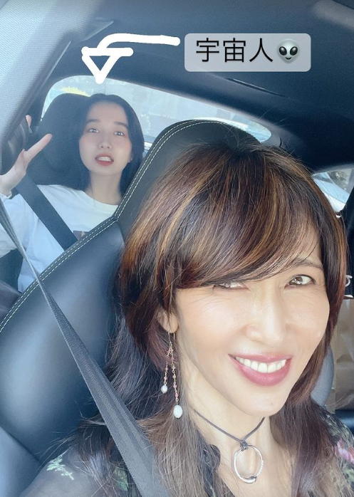 52岁工藤静香罕见穿猫女装玲珑身姿惊艳滤镜难遮清晰木偶纹