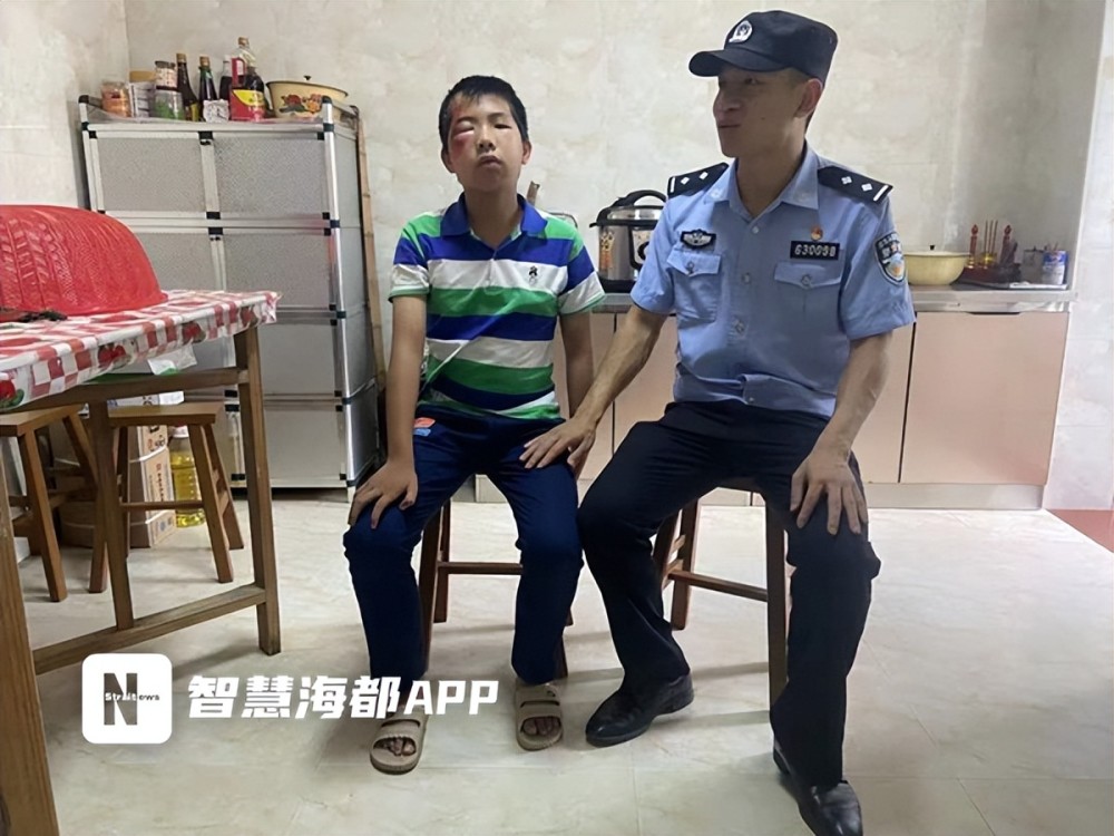 救人少年谢健炜6月24日,民警张福延还专程到家里看望因救人受伤的少年