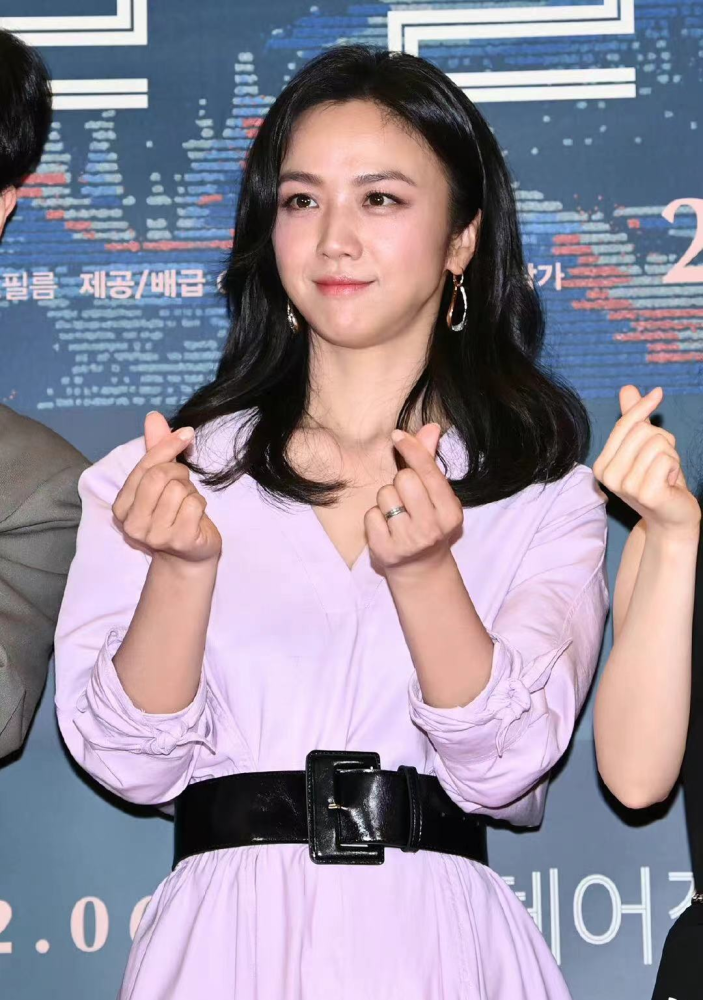 如今,《分手的决心》即将上映,刚刚参加完戛纳电影节的汤唯又赶往韩国