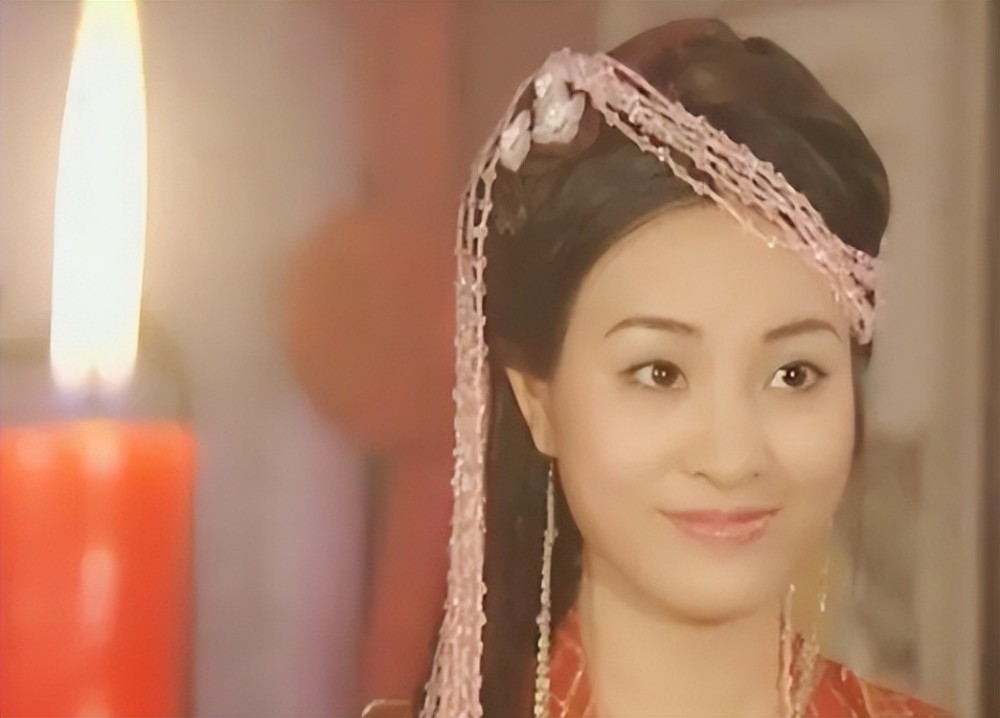 郑佳欣虽然没有贾静雯,俞飞鸿,萧蔷等人的五官那么精致,但是她自带的