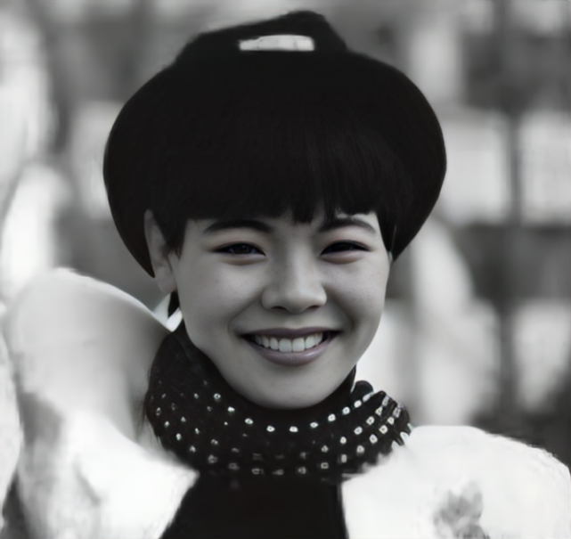 谢津:19岁和西北天后齐名,被母亲的控制欲伤害,28岁自缢身亡