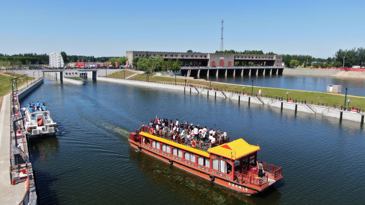 河北日报记者 田明摄6月24日,廊坊香河游船通过杨洼闸,首次驶入北京