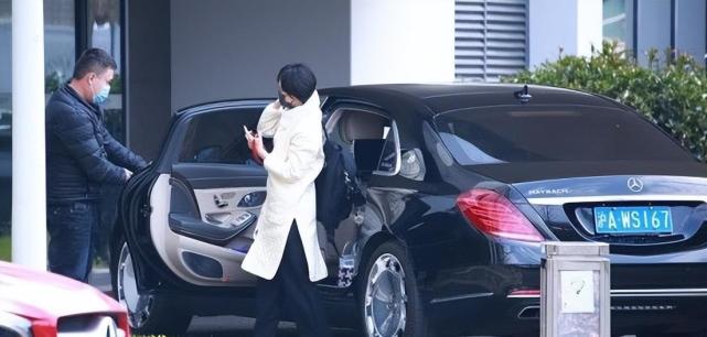 中豪掷500万买入一辆"大牛"这辆敞篷的兰博基尼也价值稍微"低调"一些