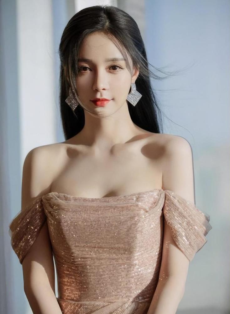 1989年,沈梦辰出生在湖南省湘西吉首市,家境殷实,可这一切全都在上