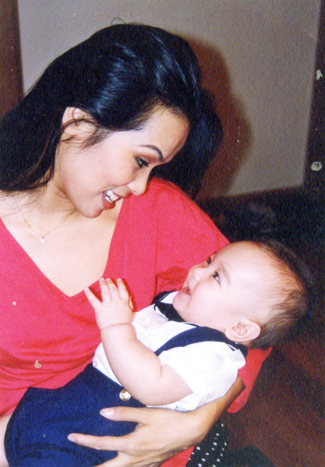 很快韦唯怀孕了,迈克尔正式与妻子谈离婚.