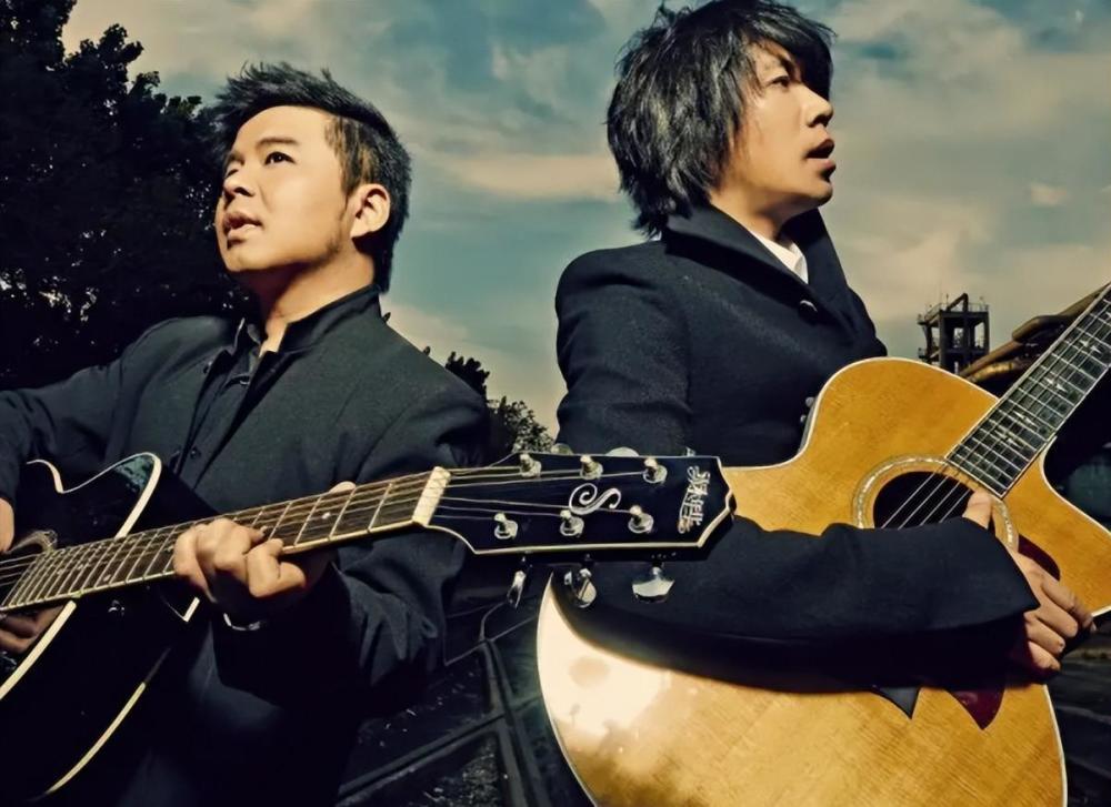 水木年华:巅峰时换人,如今李健越来越火,他们却在乡镇商演插图3