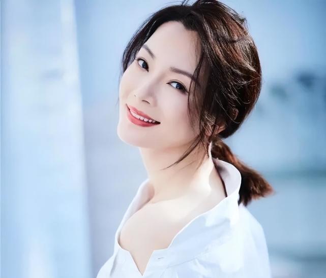 湖北盛产美女!这10位"荆楚"女星,个个肤白貌美,楚楚动人