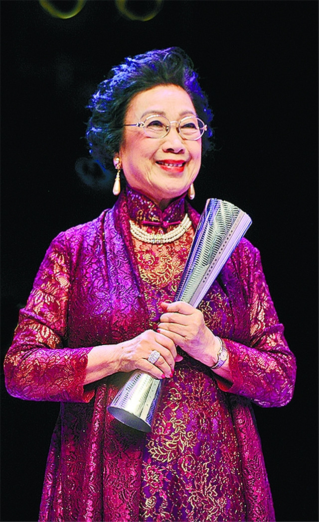 粤剧演员任冰儿设灵生前拍过197部电影汪明荃夫妇到场送别