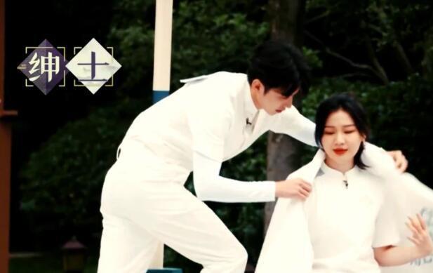 《跑男》蔡徐坤接不住金靖的梗,却产生奇怪的cp感,好像恋爱综艺