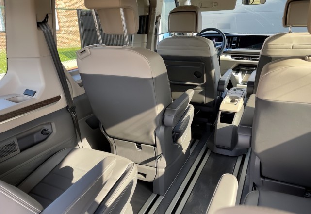 首批迈特威t7抵达天津港尺寸超gl8售价约合人民币32万