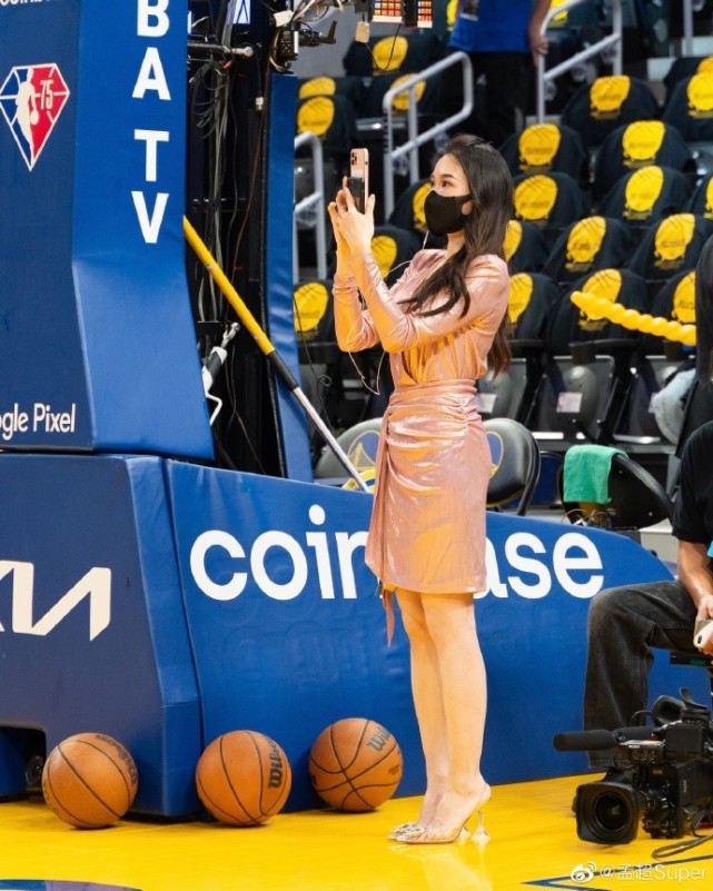 真职场女强人！NBA女神记者孟超200天不停转，工作强度难想象_腾讯新闻