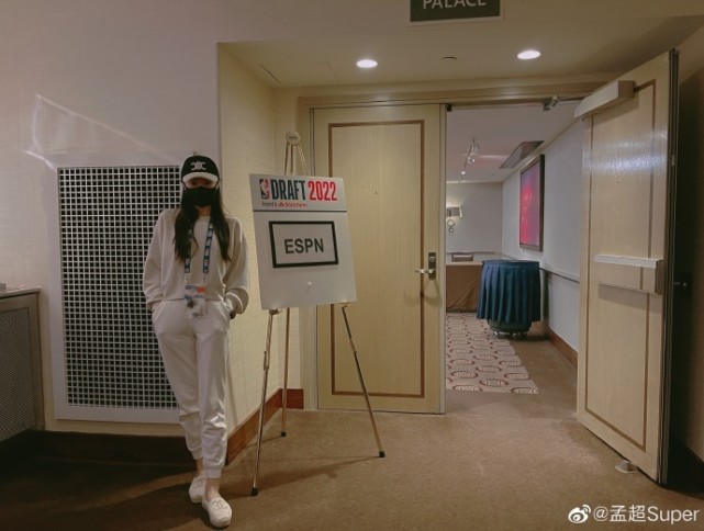 真职场女强人！NBA女神记者孟超200天不停转，工作强度难想象_腾讯新闻