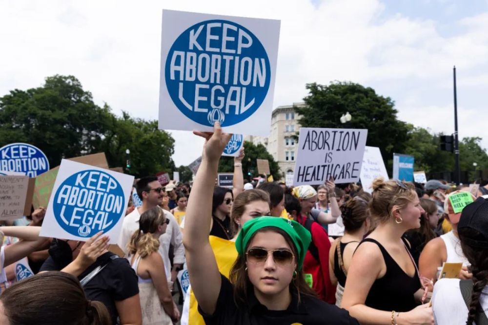 女性堕胎权引全美多地抗议，拜登特朗普唱反调，英法加元首：震惊！