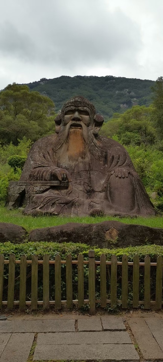 清源山最为著名的塑像,是有着"老子天下第一"美誉的宋代老君岩.