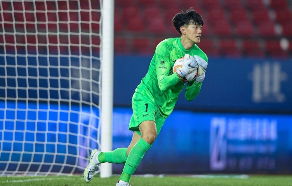 颜骏凌本轮表现封神,扑出对手必进球,帮助上港队险胜武汉队_腾讯新闻