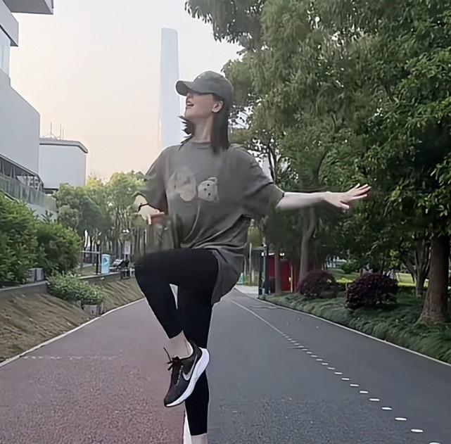 45岁左小青扭胯摆臀秀舞姿!