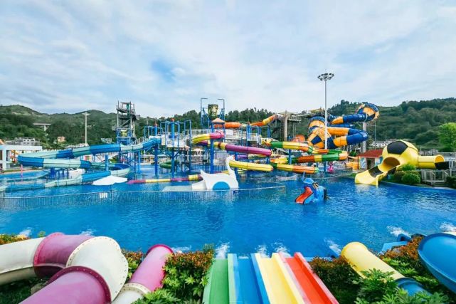 石阡温泉小镇水乐园设有螺旋ab组合滑道,迷城水寨,滑板冲浪,漂流河等