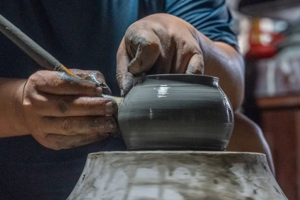 近年来,织金县"织金砂陶"艺人瞄准消费市场,大力生产传统的砂锅,鼎罐