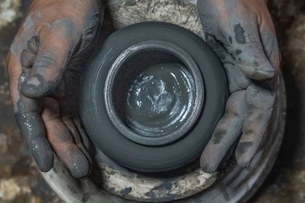 近年来,织金县"织金砂陶"艺人瞄准消费市场,大力生产传统的砂锅,鼎罐