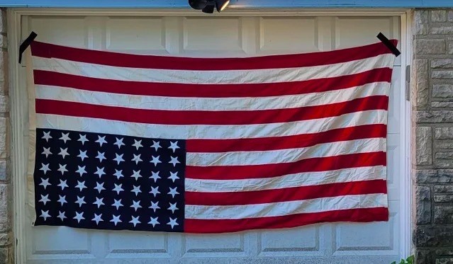 美国监狱倒挂国旗图片