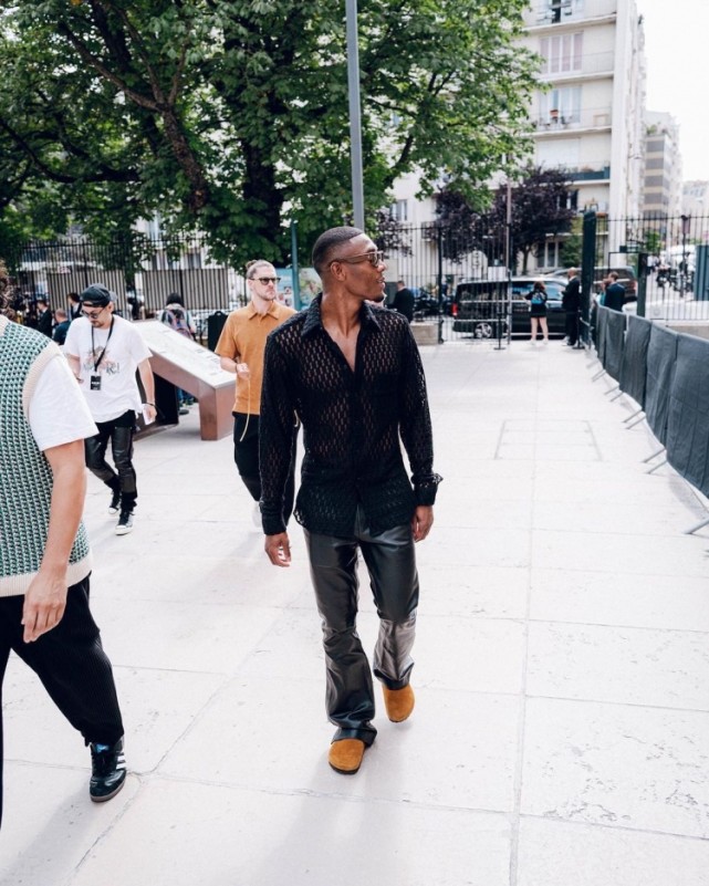 这样的刘星见过吗?阿拉巴现身巴黎时装周_腾讯新闻