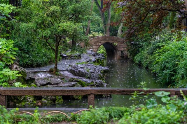 也因爲这迷濛的烟雨而尤具诗情画意,这是典型的江南梅雨季节的写照