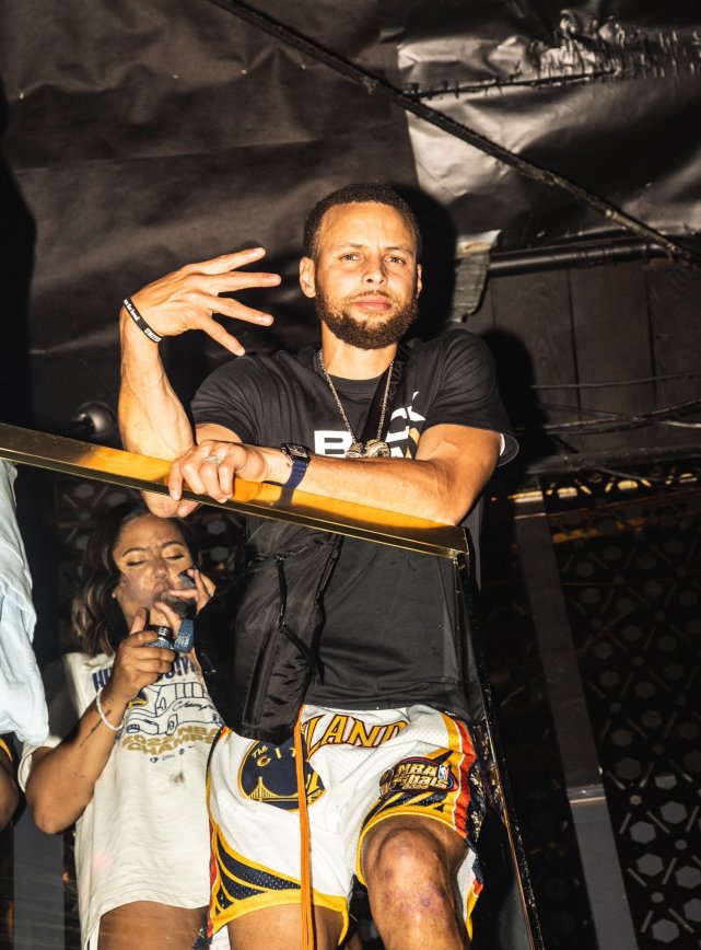 库里老婆抽烟一幕曝光站老公身后大口猛抽雪茄夜店狂欢太疯狂