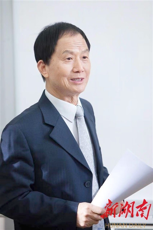 长沙召开,记者在会上见到了"中国电力机车之父",中国工程院院士刘友梅