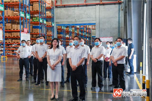 在金升阳(怀化)科技有限公司,许忠建关切询问企业当前发展的难点堵点